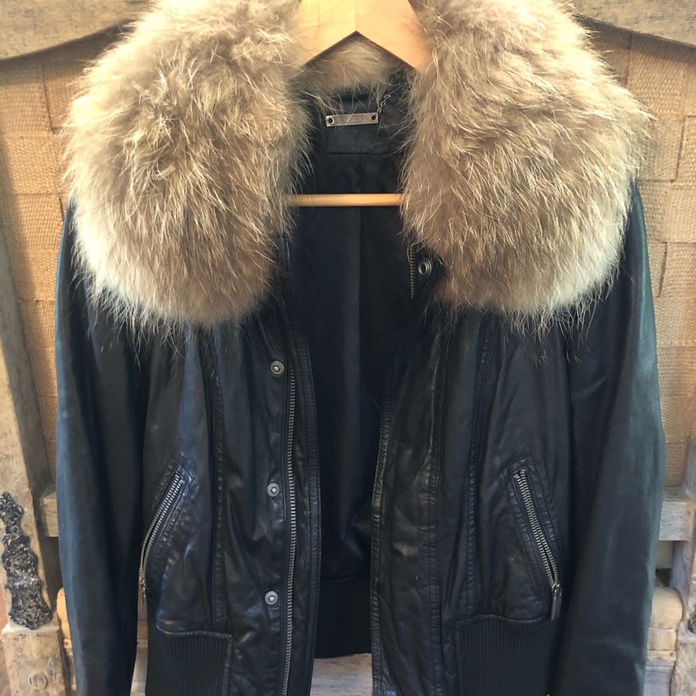 Line fur collar leather jacket